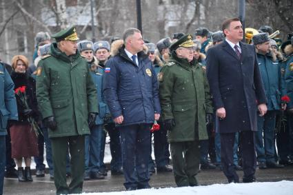 Москва. Министр обороны РФ Сергей Шойгу (слева) и министр РФ по делам гражданской обороны, чрезвычайным ситуациям и ликвидации последствий стихийных бедствий Евгений Зиничев  и  губернатор Тульской области  Алексей Дюмин (справа)во время празднования 30 летия создания МЧС у  Главного управления  МЧС России.