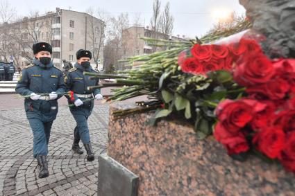 Москва. Возложение цветов к памятнику московским пожарным, спасателям и ветеранам МЧС в день празднования 30 летия создания МЧС у  Главного управления  МЧС России.