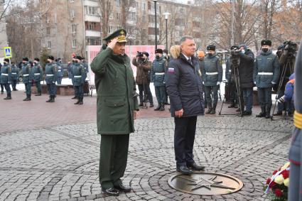 Москва. Министр обороны РФ Сергей Шойгу (слева) и министр РФ по делам гражданской обороны, чрезвычайным ситуациям и ликвидации последствий стихийных бедствий Евгений Зиничев  во время празднования 30 летия создания МЧС у  Главного управления  МЧС России.