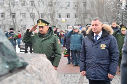 Москва. Министр обороны РФ Сергей Шойгу (слева) и министр РФ по делам гражданской обороны, чрезвычайным ситуациям и ликвидации последствий стихийных бедствий Евгений Зиничев  во время празднования 30 летия создания МЧС у  Главного управления  МЧС России.