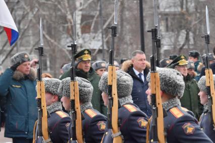 Москва. Министр обороны РФ Сергей Шойгу (в центре) и министр РФ по делам гражданской обороны, чрезвычайным ситуациям и ликвидации последствий стихийных бедствий Евгений Зиничев во время празднования 30 летия создания МЧС у Главного управления МЧС России.