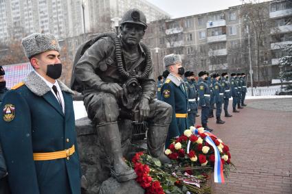 Москва. Возложение цветов к памятнику московским пожарным, спасателям и ветеранам МЧС в день празднования 30 летия создания МЧС у  Главного управления  МЧС России.