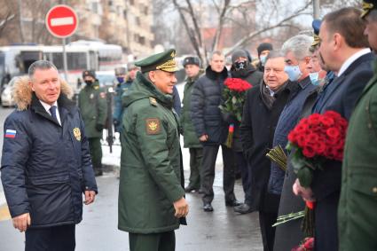 Москва. Министр обороны РФ Сергей Шойгу (в центре) и министр РФ по делам гражданской обороны, чрезвычайным ситуациям и ликвидации последствий стихийных бедствий Евгений Зиничев  во время празднования 30 летия создания МЧС у  Главного управления  МЧС России.