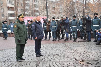 Москва. Министр обороны РФ Сергей Шойгу (слева) и министр РФ по делам гражданской обороны, чрезвычайным ситуациям и ликвидации последствий стихийных бедствий Евгений Зиничев  во время празднования 30 летия создания МЧС у  Главного управления  МЧС России.