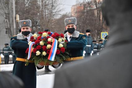 Москва. Возложение цветов к памятнику московским пожарным, спасателям и ветеранам МЧС в день празднования 30 летия создания МЧС у  Главного управления  МЧС России.