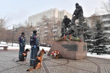 Москва. Возложение цветов к памятнику московским пожарным, спасателям и ветеранам МЧС в день празднования 30 летия создания МЧС у  Главного управления  МЧС России.