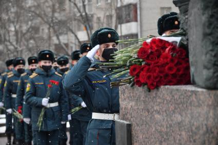 Москва. Возложение цветов к памятнику московским пожарным, спасателям и ветеранам МЧС в день празднования 30 летия создания МЧС у  Главного управления  МЧС России.