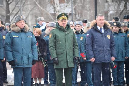 Москва. Первый заместитель министра РФ по делам гражданской обороны, чрезвычайным ситуациям и ликвидации последствий стихийных бедствий Александр Чуприян, министр обороны РФ Сергей Шойгу   и министр РФ по делам гражданской обороны, чрезвычайным ситуациям и ликвидации последствий стихийных бедствий Евгений Зиничев  (слева направо) во время празднования 30 летия создания МЧС у  Главного управления  МЧС России.