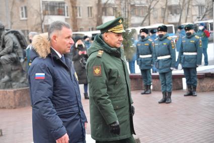 Москва. Министр обороны РФ Сергей Шойгу (слева) и министр РФ по делам гражданской обороны, чрезвычайным ситуациям и ликвидации последствий стихийных бедствий Евгений Зиничев  во время празднования 30 летия создания МЧС у  Главного управления  МЧС России.