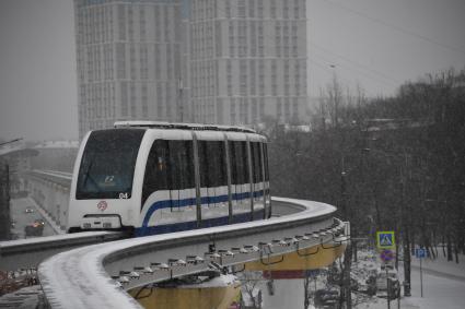 Москва.  Поезд монорельсовой дороги у станции `Выставочный центр`.