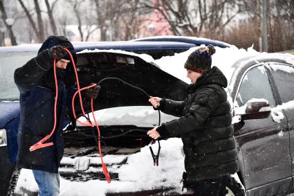 Москва.  Запуск двигателя автомобиля от аккумулятора другой машины.