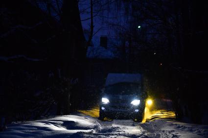 Москва.  Автомобиль во время снегопада на одной из улиц города.