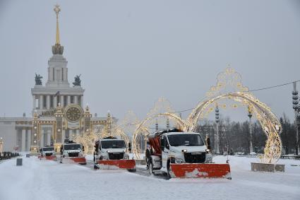 Москва. Снегоуборочная техника на территории ВДНХ.