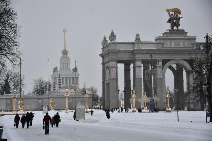 Москва. Посетители на территории ВДНХ.