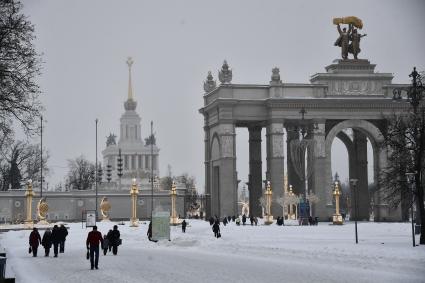 Москва.  Посетители на территории ВДНХ.