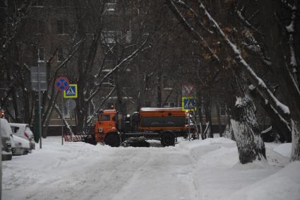 Москва. Снегоуборочная техника на одной из улиц города.