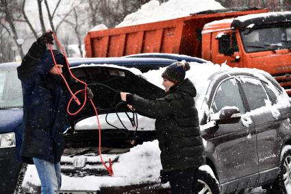 Москва.  Запуск двигателя автомобиля от аккумулятора другой машины.