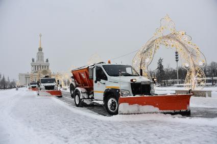 Москва. Снегоуборочная техника на территории ВДНХ.