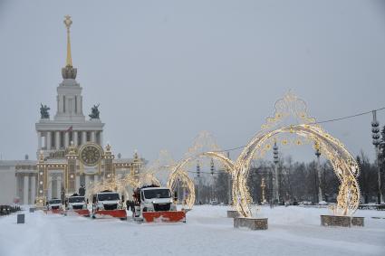 Москва. Снегоуборочная техника на территории ВДНХ.