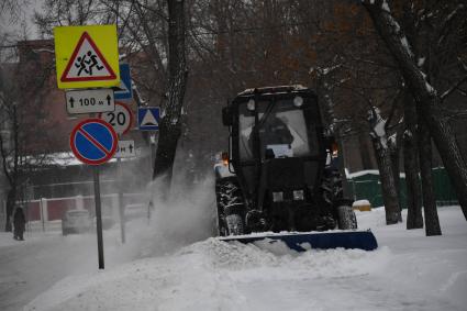 Москва.  Уборка снега на одной из улиц города.