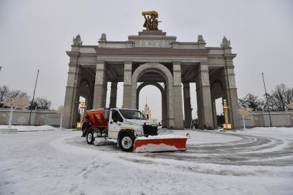 Москва. Снегоуборочная техника на территории ВДНХ.