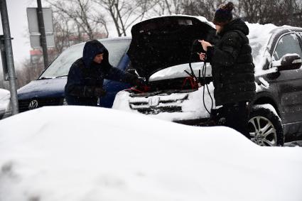 Москва.  Запуск двигателя автомобиля от аккумулятора другой машины.