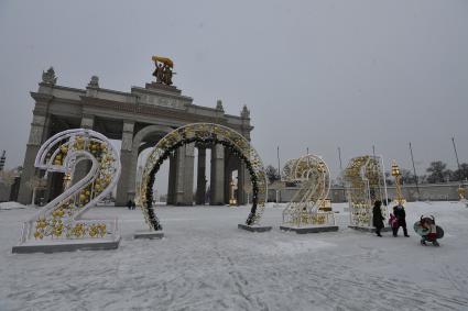 Москва.    Новогоднее оформление на территории ВДНХ.