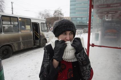 Самара. Девушка на остановке общественного транспорта.