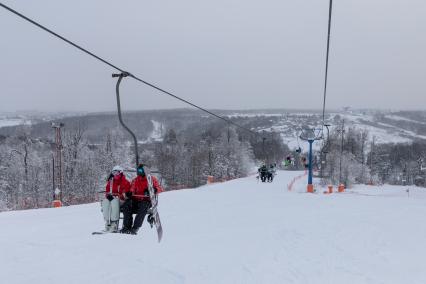 Московская область. Отдыхающие на канатной дороге горнолыжного курорта `Степаново`.