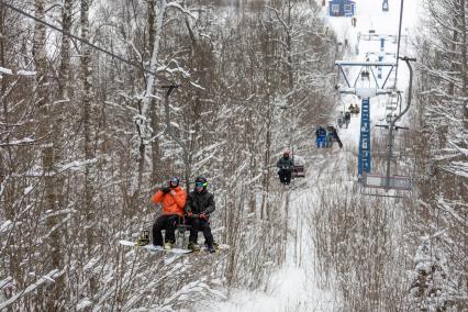 Московская область. Отдыхающие на канатной дороге горнолыжного курорта `Степаново`.