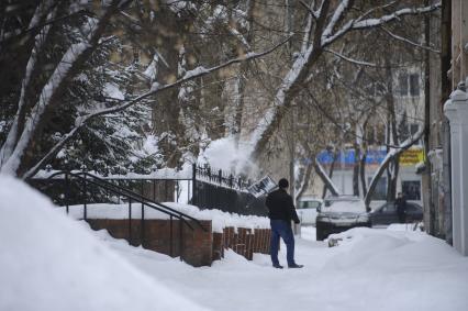 Екатеринбург. Дворник убирает снег во время зимних морозов