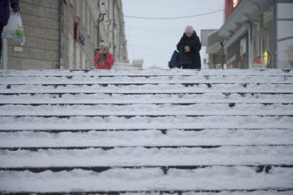 Екатеринбург. Горожане спускаются в подземный пешеходный переход