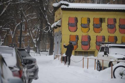 Екатеринбург. Дворник с лопатой убирает снег во время зимних морозов