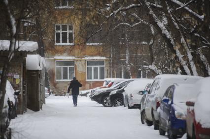 Екатеринбург. Автомобили припаркованные во дворе во время зимних морозов