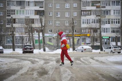 Екатеринбург. Девушка переходит дорогу затопленную водой, после прорыва водопровода, во время зимних морозов