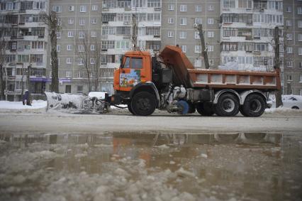 Екатеринбург. Коммунальики устраняют последствия  прорыва водопровода, во время зимних морозов