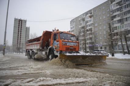 Екатеринбург. Коммунальики устраняют последствия  прорыва водопровода, во время зимних морозов