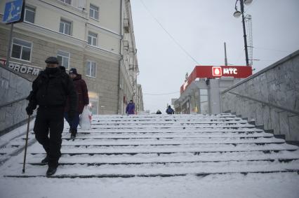 Екатеринбург. Горожане спускаются в подземный пешеходный переход