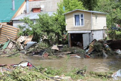 Московская область. г.Руза. Последствия разлива реки Городянки и прорыва дамбы.