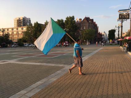 Хабаровск. Участник несанкционированного митинга в поддержку губернатора Хабаровского края Сергея Фургала.