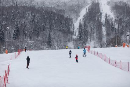 Московская область.  Посетители на склоне  горнолыжного курорта `Степаново`.