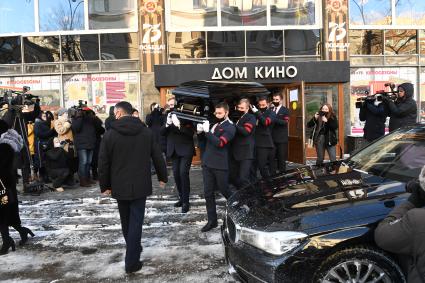 Москва. У Дома кино во время церемонии прощания с художественным руководителем `Ералаша` Борисом Грачевским.