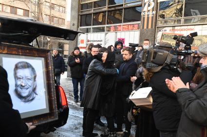 Москва. Вдова художественного руководителя `Ералаша` Бориса Грачевского актриса Екатерина Белоцерковская (в центре) и его сын Максим Грачевский (в центре) у Дома кино во время церемонии прощания с художественным руководителем `Ералаша` Борисом Грачевским.