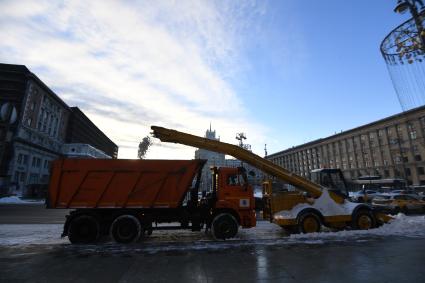 Москва.   Снегоуборочная техника на Триумфальной площади.