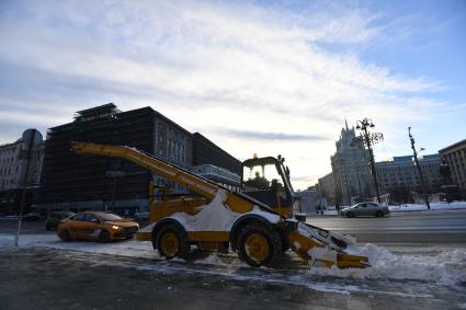 Москва.   Снегоуборочная техника на Триумфальной площади.