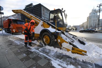 Москва.   Снегоуборочная техника на Тверской улице.