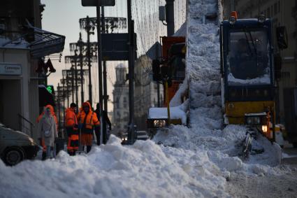 Москва.   Снегоуборочная техника на Тверской улице.