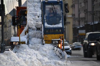 Москва.   Снегоуборочная техника на Тверской улице.