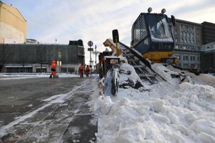 Москва.   Снегоуборочная техника на Тверской улице.