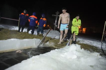 Екатеринбург. Крещенские купания на Верх-Исетском пруду в ночь на 19 января 2021г